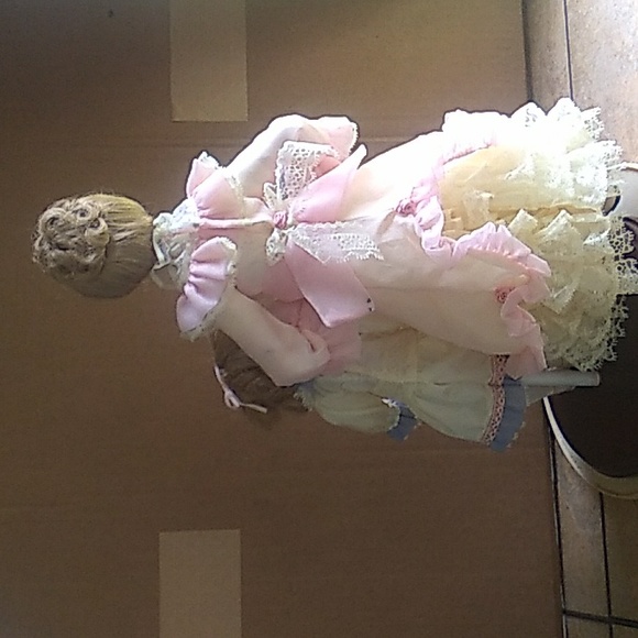 Vintage Danbury Mint Porcelain Mother & Daughter Dolls with Certificate - Picture 5 of 12